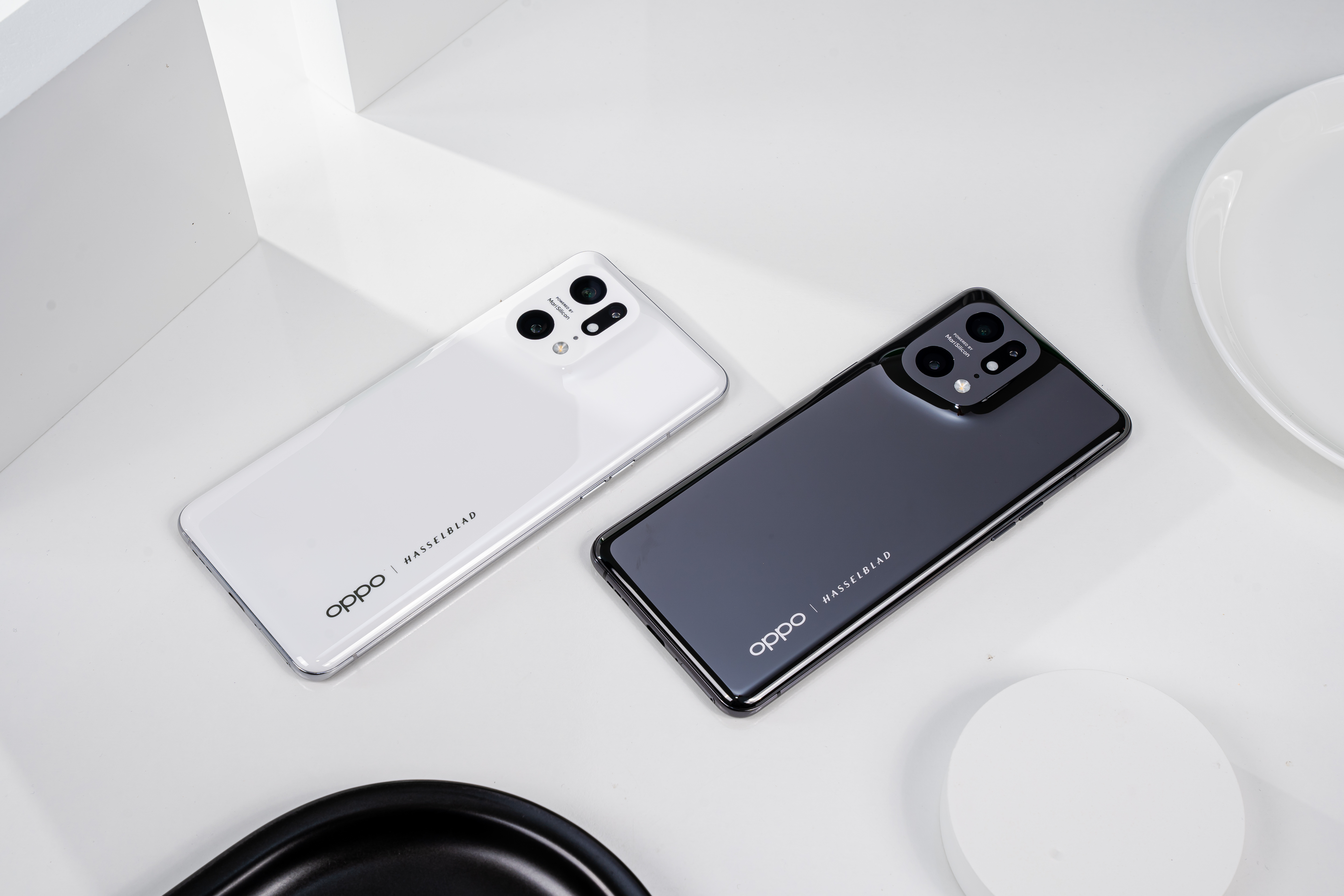 Hai sắc màu mặt lưng bằng gốm cao cấp ấn tượng của Find X5 Pro.