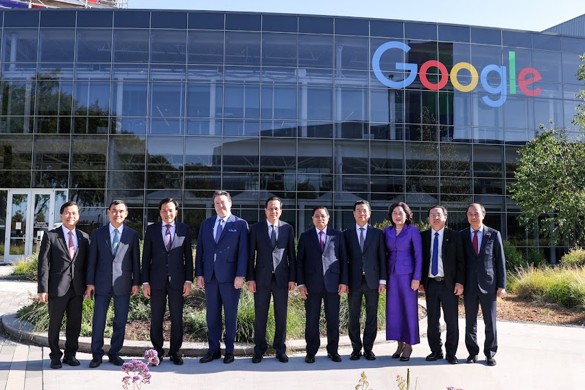 Thủ tướng chụp ảnh lưu niệm tại trụ sở của Google - Ảnh: VGP