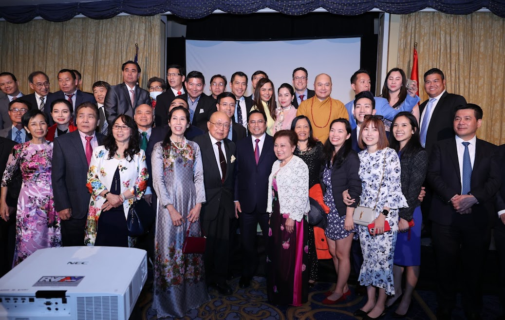 Thủ tướng v&agrave; b&agrave; con kiều b&agrave;o tại cuộc gặp gỡ - Ảnh: VGP