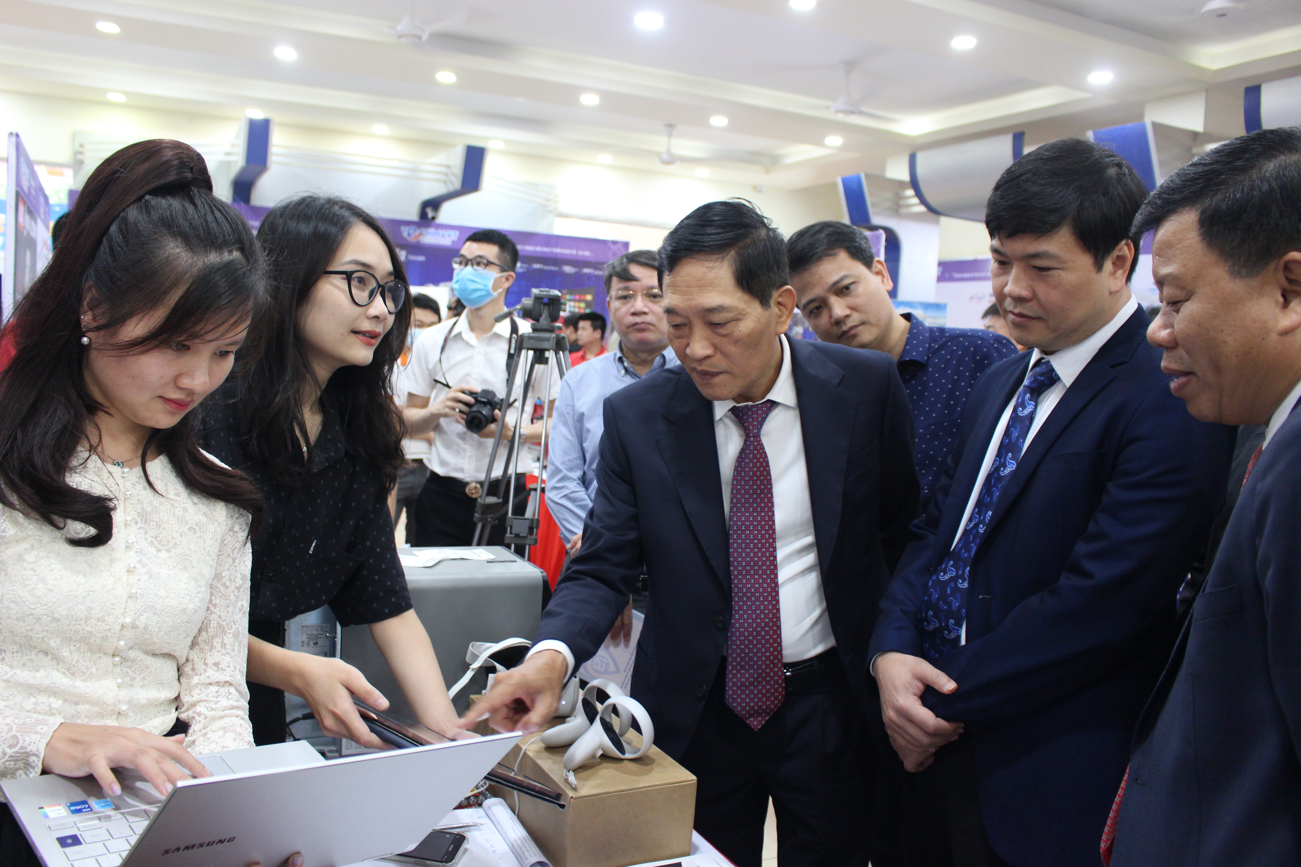 Các đồng chí lãnh đạo thăm quan một số gian hàng tại Chợ công nghệ và thiết bị tại Hải Phòng 2022.
