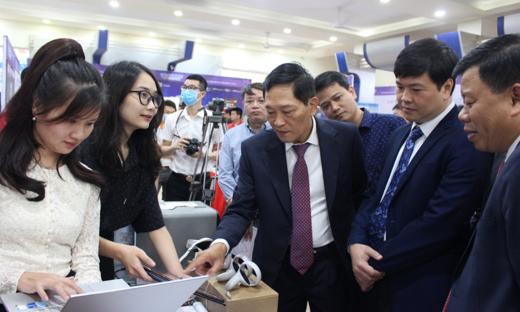 Các đồng chí lãnh đạo thăm quan một số gian hàng tại Chợ công nghệ và thiết bị tại Hải Phòng 2022.