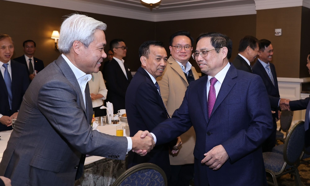Thủ tướng Phạm Minh Chính ăn sáng làm việc với một số doanh nghiệp Việt kiều trong lĩnh vực tài chính và công nghệ - Ảnh: VGP