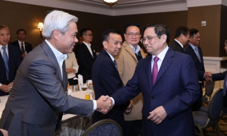 Thủ tướng Phạm Minh Chính ăn sáng làm việc với một số doanh nghiệp Việt kiều trong lĩnh vực tài chính và công nghệ - Ảnh: VGP