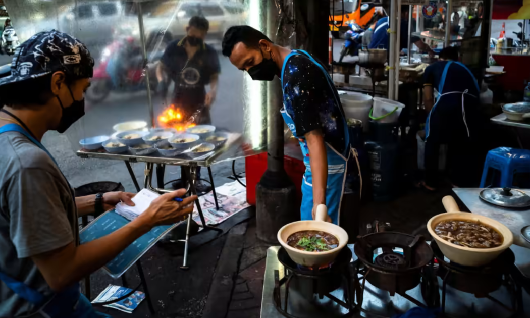 Một số sạp thực phẩm ở Bangkok - Ảnh: Reuters