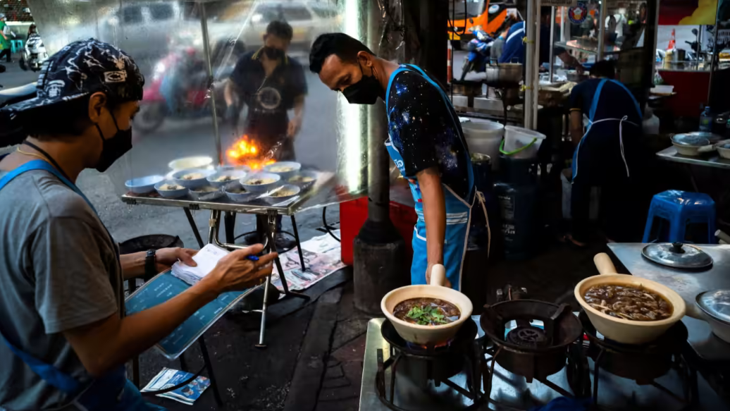 Một số sạp thực phẩm ở Bangkok - Ảnh: Reuters