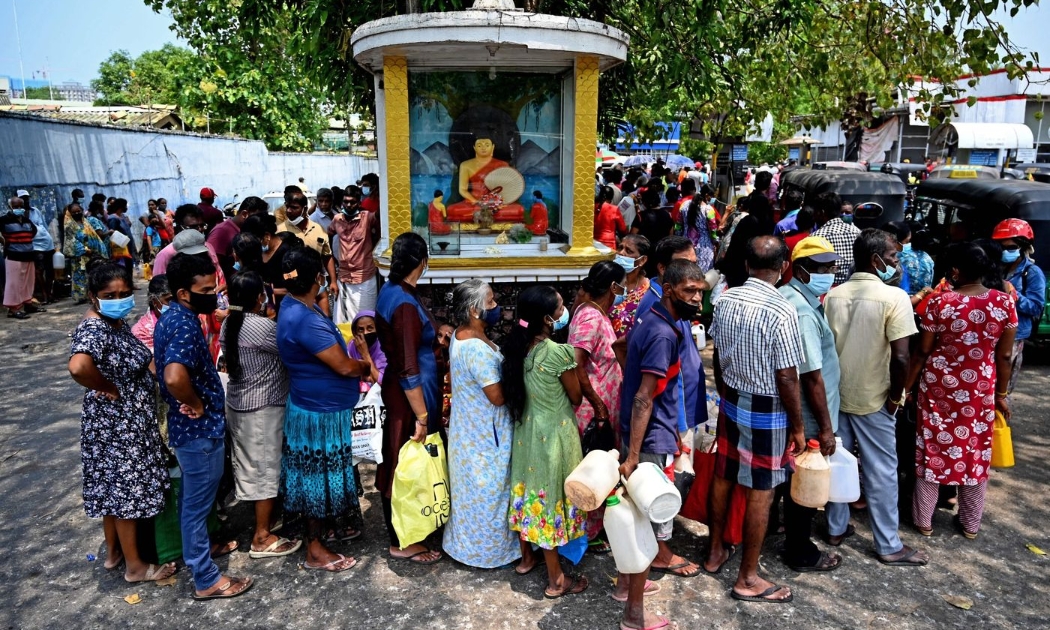 Người dân xếp hàng chờ mua xăng tại một trạm xăng ở thủ đô Colombo của Sri Lanka - Ảnh: Getty/CNBC.