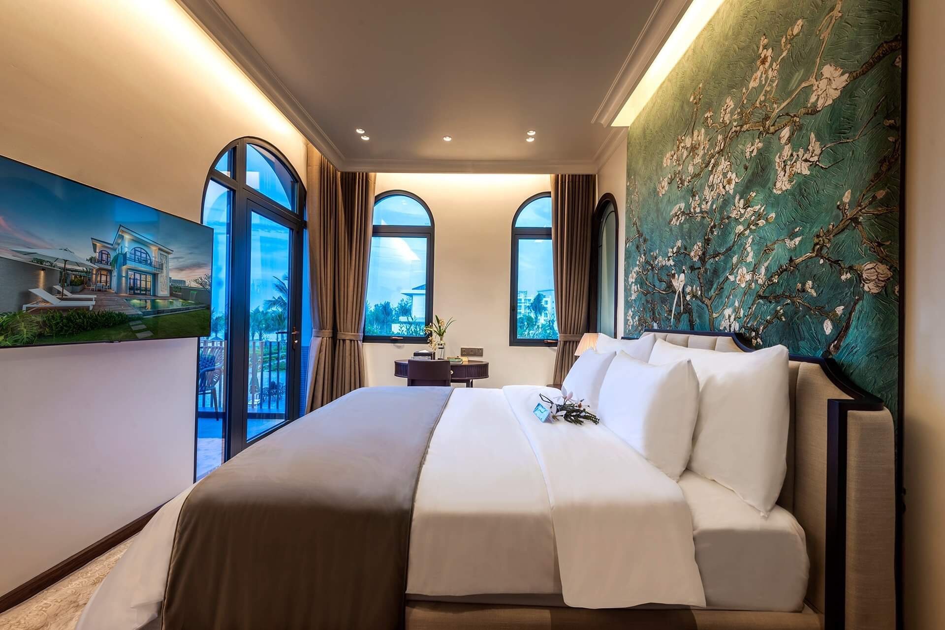 Phòng ngủ master được trau chuốt đến từng chi tiết, thể hiện gu thẩm mỹ đẳng cấp của chủ nhân.