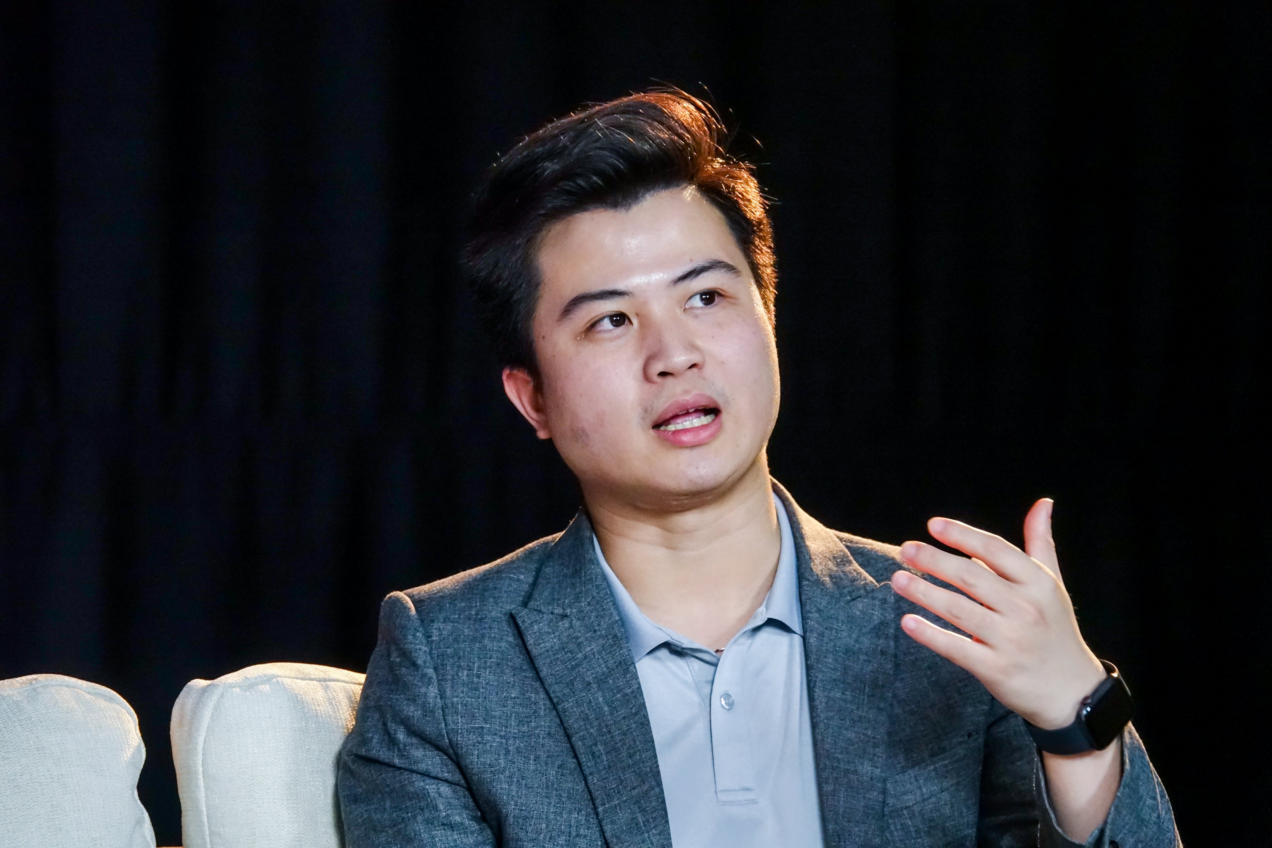Ông Trần Trung Hiếu, CEO Công ty Cổ phần TopCV Việt Nam tại The WISE Talk với chủ đề “HRTech - giải pháp tạm thời hay xu thế tất yếu trong quản trị nhân sự?”, do Tạp chí Kinh tế Việt Nam/VnEconomy tổ chức sáng 19/5.