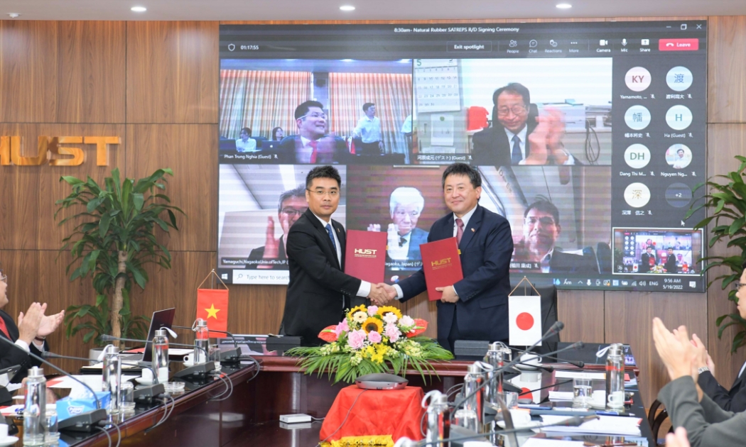 Ông Shimizu Akira, Trưởng Đại diện Văn phòng JICA Việt Nam (phải) và PGS. Huỳnh Đăng Chính, Phó Hiệu trưởng trường Đại học Bách khoa Hà Nội ký kết Biên bản Thảo luận.