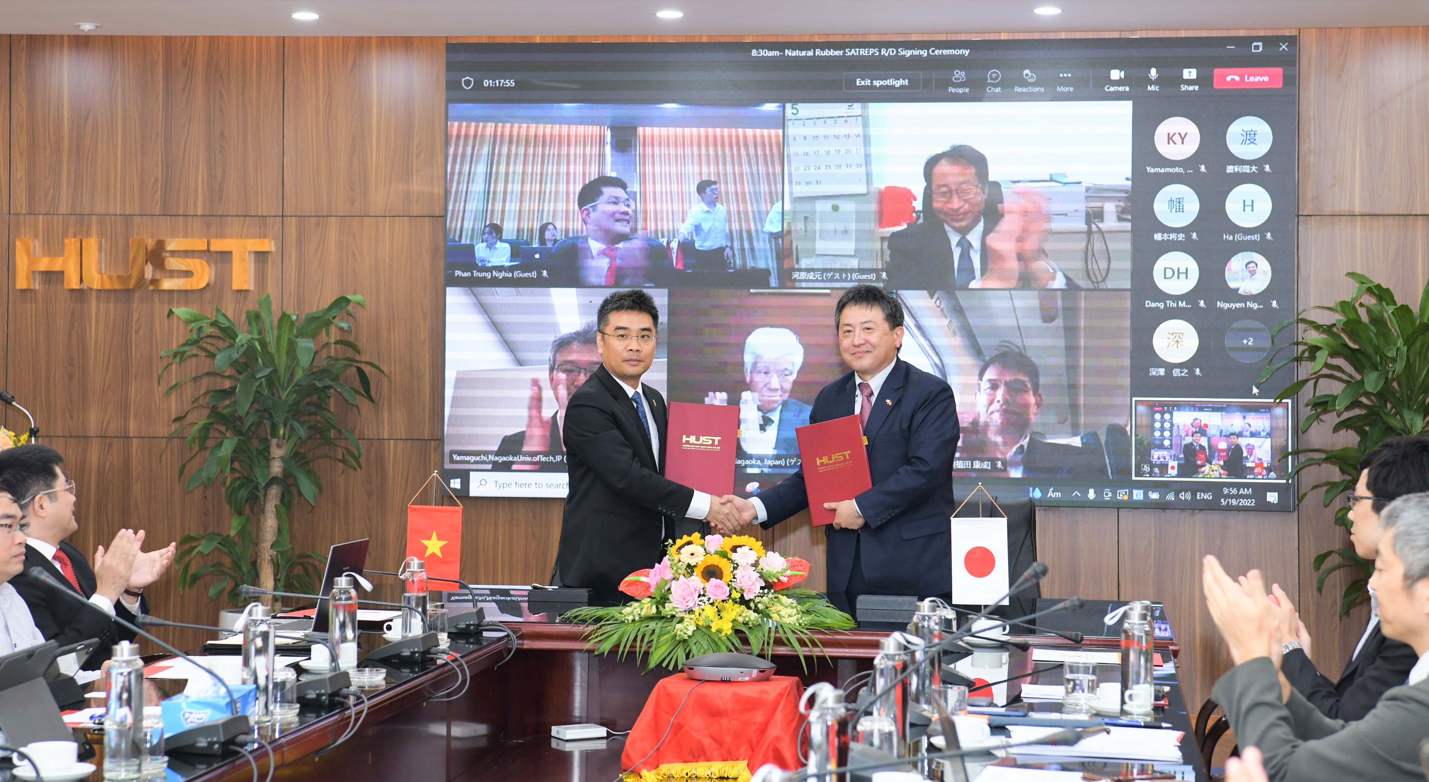 Ông Shimizu Akira, Trưởng Đại diện Văn phòng JICA Việt Nam (phải) và PGS. Huỳnh Đăng Chính, Phó Hiệu trưởng trường Đại học Bách khoa Hà Nội ký kết Biên bản Thảo luận.