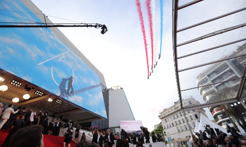 Sau màn máy bay nhào lộn chào đón, Tom Cruise nhận Cành Cọ Vàng danh dự