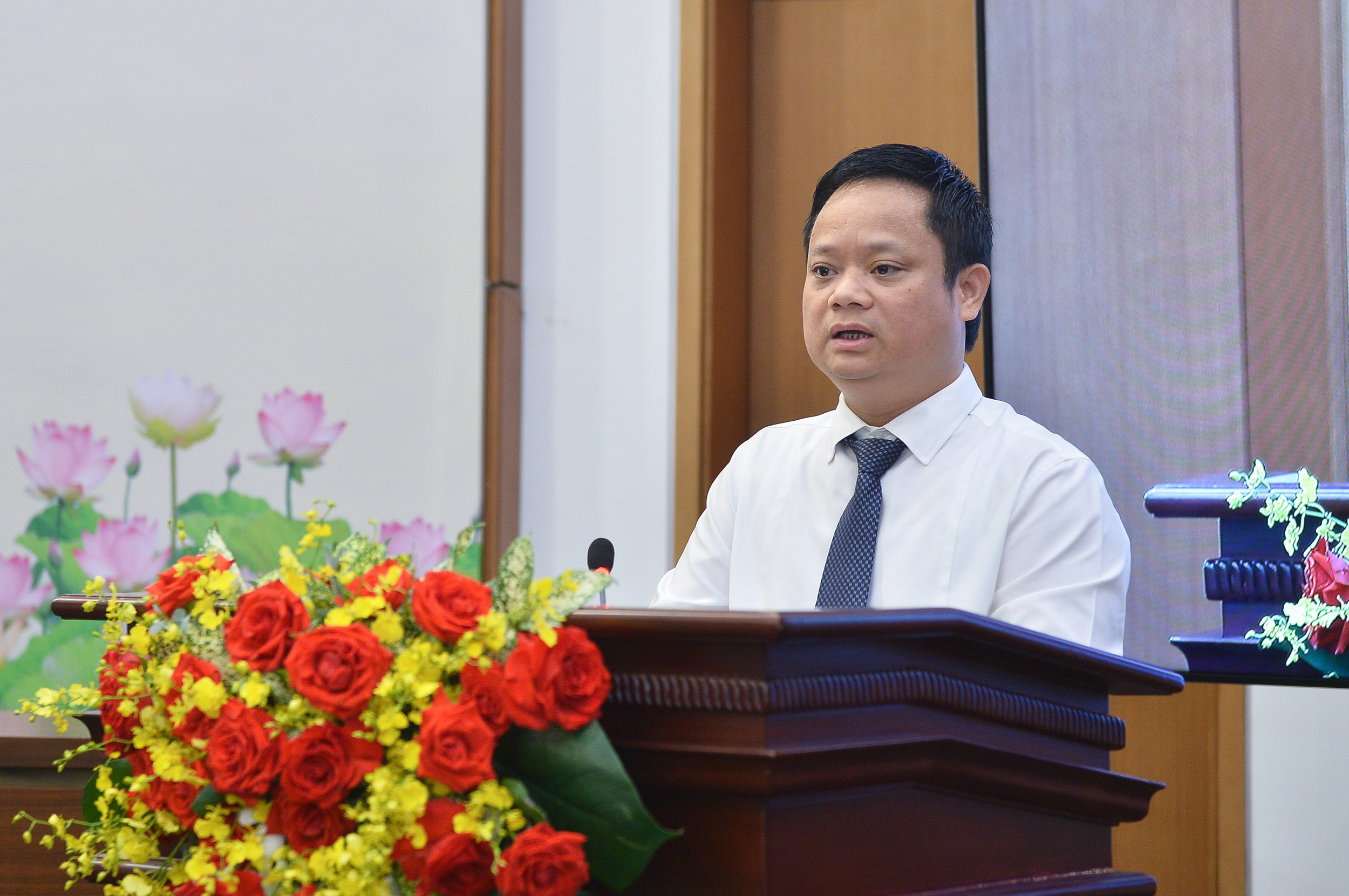 Phó Chủ nhiệm Văn phòng Quốc hội Vũ Minh Tuấn giới thiệu tóm tắt chương trình và nội dung kỳ họp thứ 3, Quốc hội khóa XV - Ảnh: Quochoi.vn