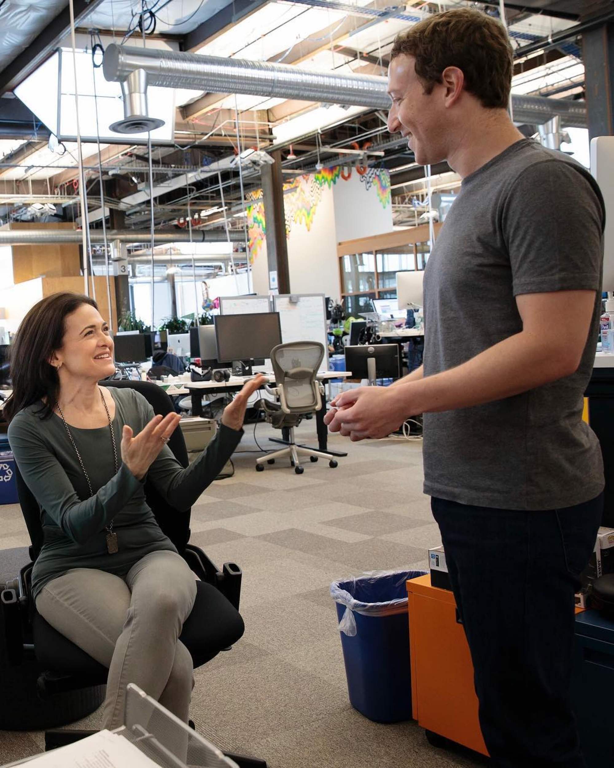 Chiếc áo phông xám quen thuộc của Zuckerberg  - Ảnh: Instagram