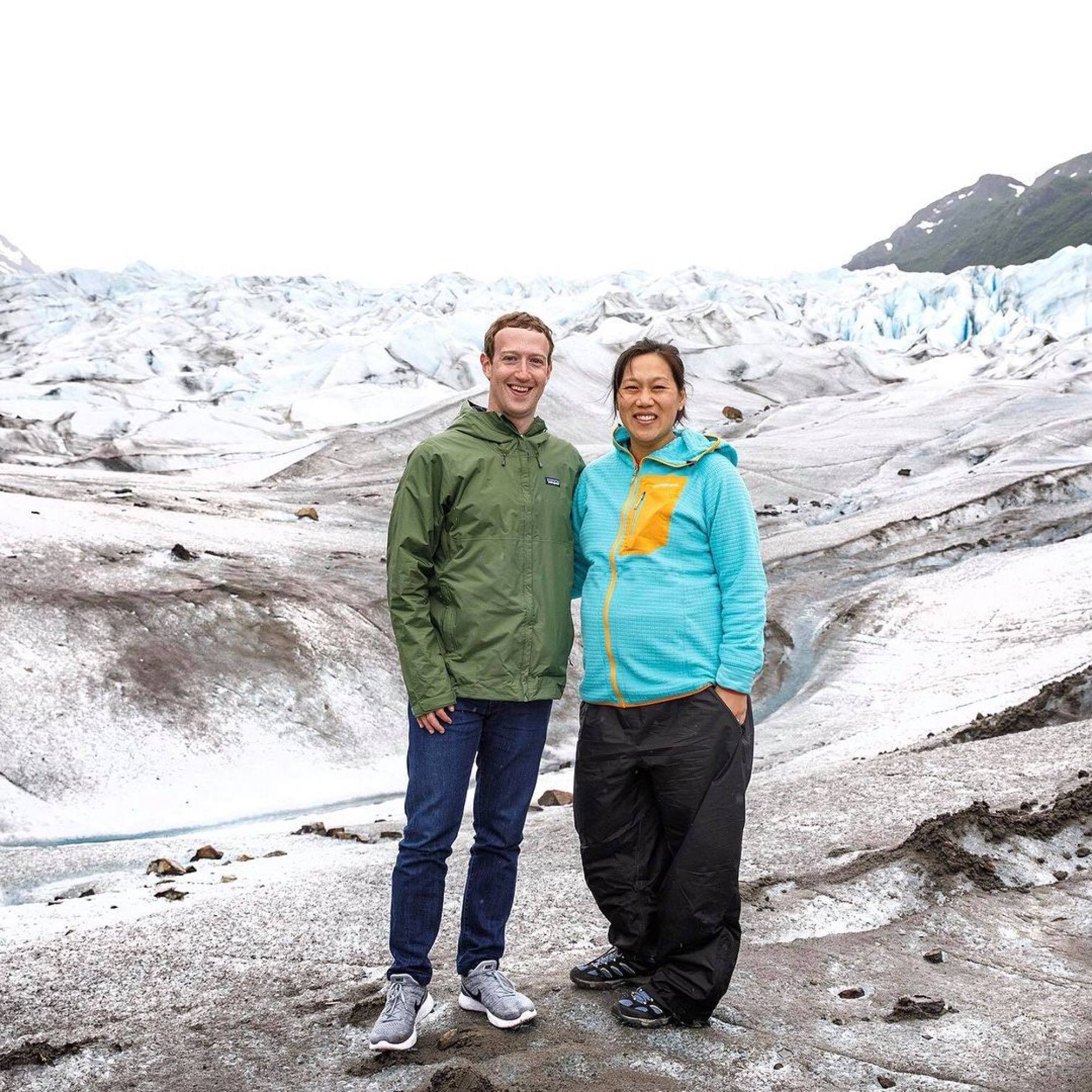 Mark Zuckerberg đi du lịch s&ocirc;ng băng ở Alaska c&ugrave;ng với vợ khi c&ocirc; đang mang bầu - Ảnh:&nbsp;Instagram