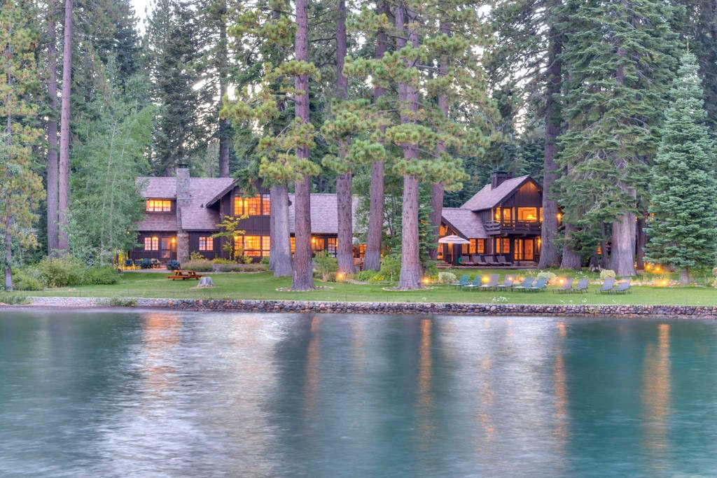 2 căn nhà bên hồ ở Lake Tahoe, California của gia đình Zuckerberg - Ảnh: Twitter