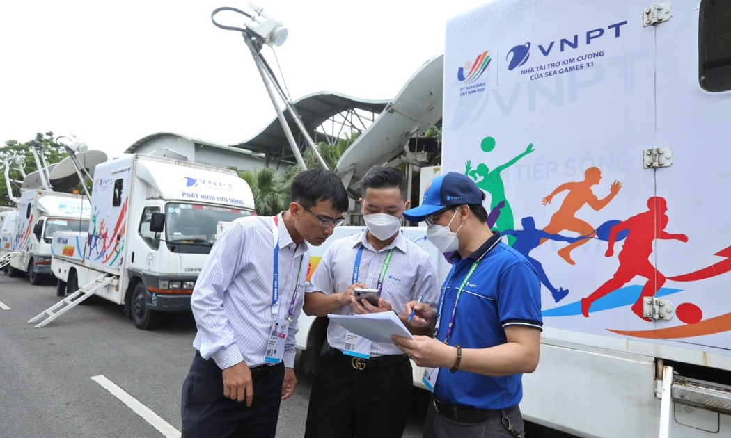 Anh Phạm Minh Thắng (đứng giữa) - Chuyên viên kỹ thuật, TCT Hạ tầng mạng VNPT NET trao đổi với đồng nghiệp tại Trung tâm Hội nghị Quốc Gia.