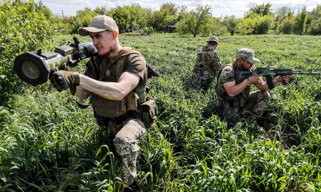 Binh sĩ Ukraine tiến hành một hoạt động giám sát ở khu vực Donetsk của Ukraine tuần này - Ảnh: AP