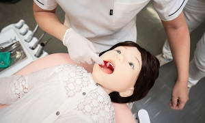 Robot Pedia_Roid được thiết kế như một bé gái có thể mô phỏng phản ứng của một đứa trẻ khi điều trị nha khoa