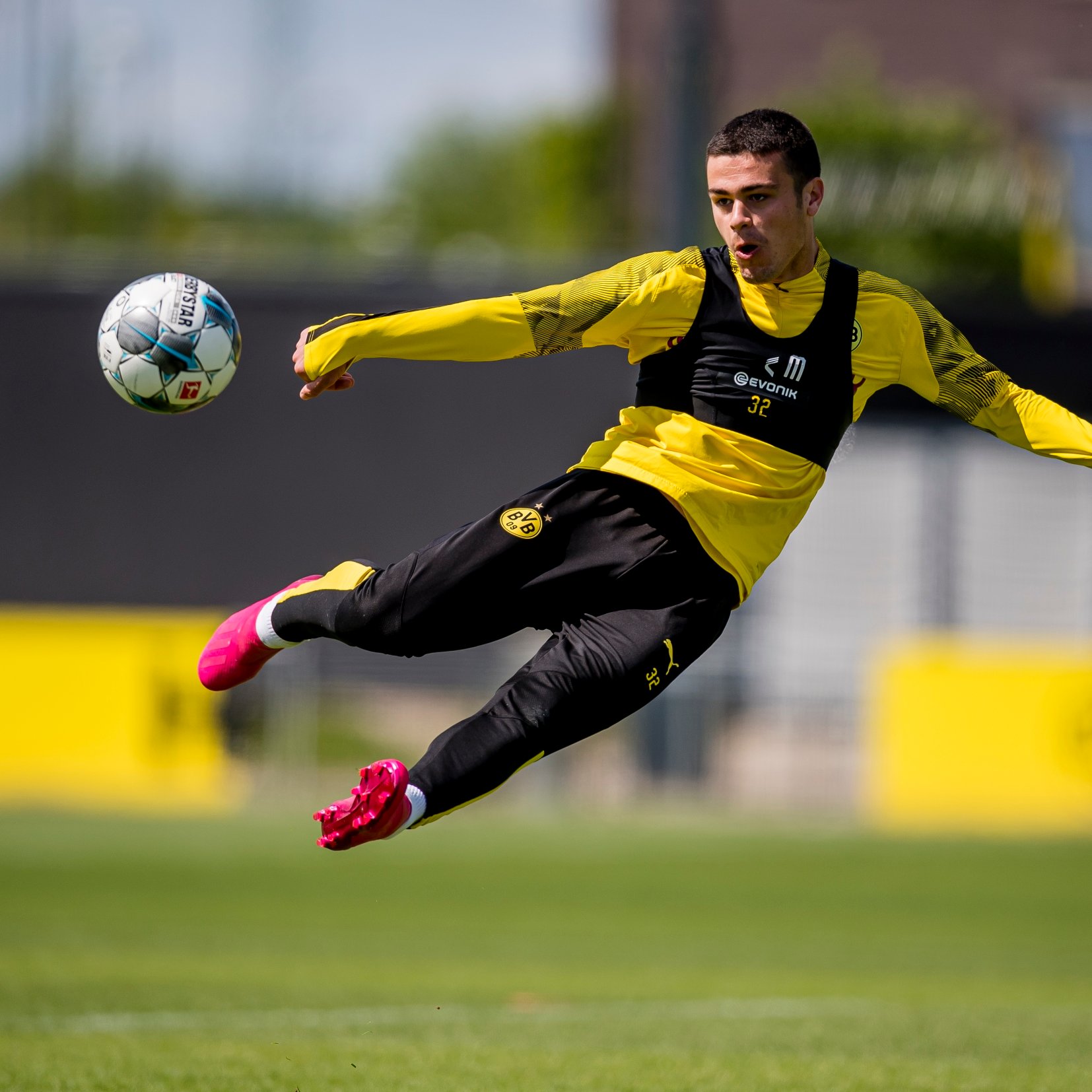 Trang bị n&agrave;y rất phổ biến với c&aacute;c đội tuyển, CLB b&oacute;ng đ&aacute; tr&ecirc;n thế giới.