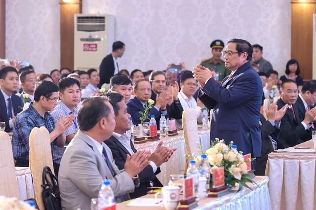 Thủ tướng mong các nhà đầu tư yêu quý mảnh đất, con người, cảm nhận được những gì tốt đẹp nơi đây, phải có lòng tin, chân thành, trách nhiệm với nhau, thì mới đầu tư lâu dài được, thì mới biến không thành có, biến khó thành dễ, biến không thể thành có thể - Ảnh: VGP
