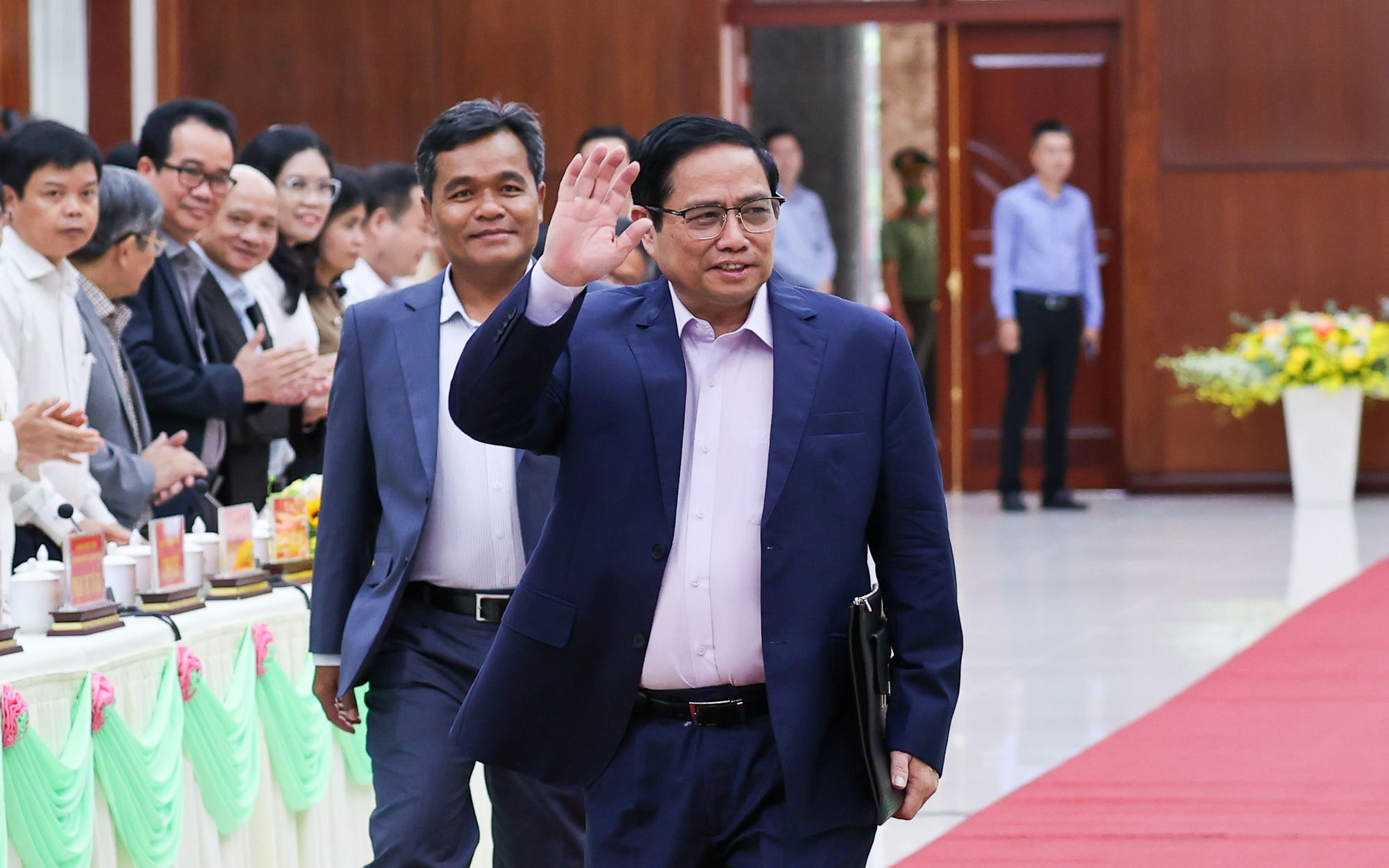 Thủ tướng đến buổi&nbsp; l&agrave;m việc với Ban Thường vụ Tỉnh ủy Gia Lai - Ảnh: VGP