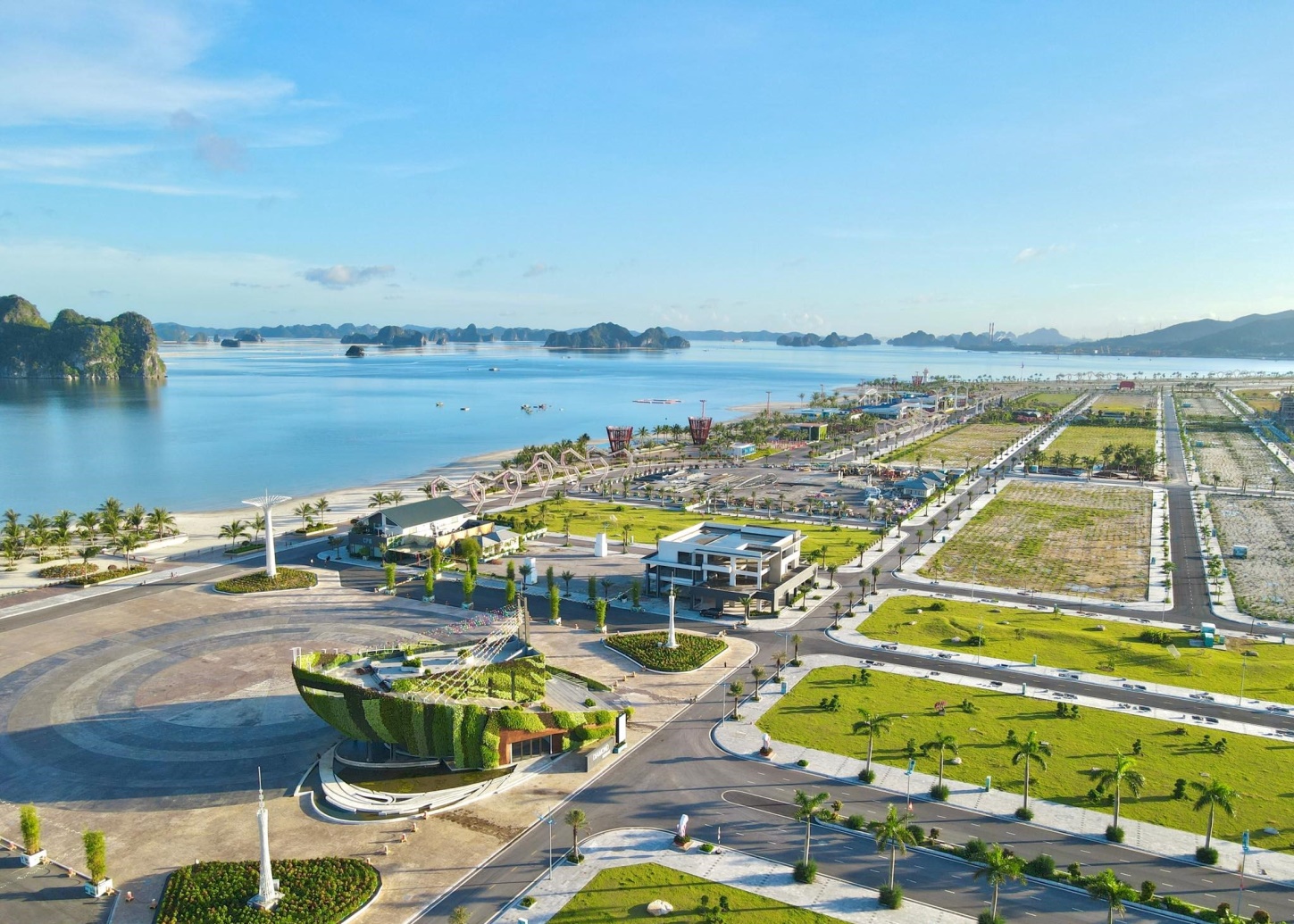 Tại Phương Đông Vân Đồn hình thành nhiều công trình, điểm đến mang tính biểu tượng của khu vực.