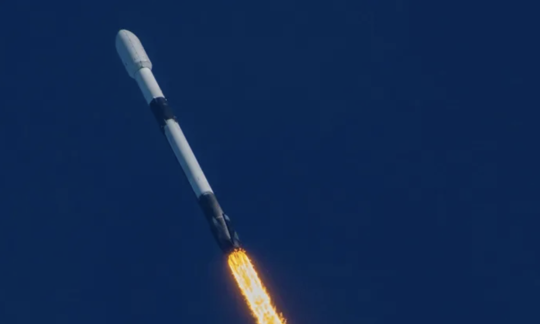 Một tên lửa Falcon 9 đưa một nhóm vệ tinh Starlink vào quỹ đạo hôm 29/4/2022 - Ảnh: SpaceX.