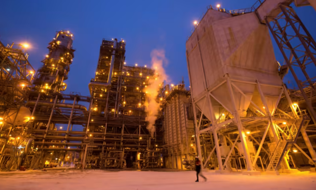 Một nhà máy lọc dầu của Lukoil ở Nga - Ảnh: Bloomberg
