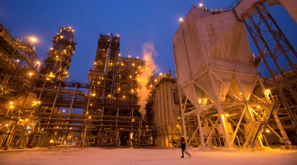 Một nhà máy lọc dầu của Lukoil ở Nga - Ảnh: Bloomberg