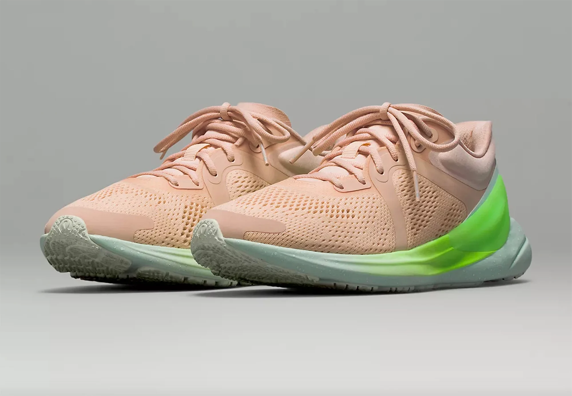 Đ&ocirc;i gi&agrave;y Blissfeel d&agrave;nh ri&ecirc;ng cho phụ nữ mới ra mắt của&nbsp;Lululemon.