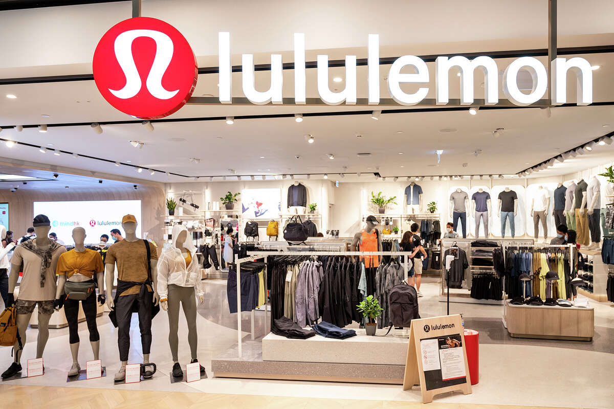 Lululemon Athletica l&agrave; một thương hiệu chuy&ecirc;n cung cấp trang phục v&agrave; dụng cụ thể thao lấy cảm hứng từ yoga.