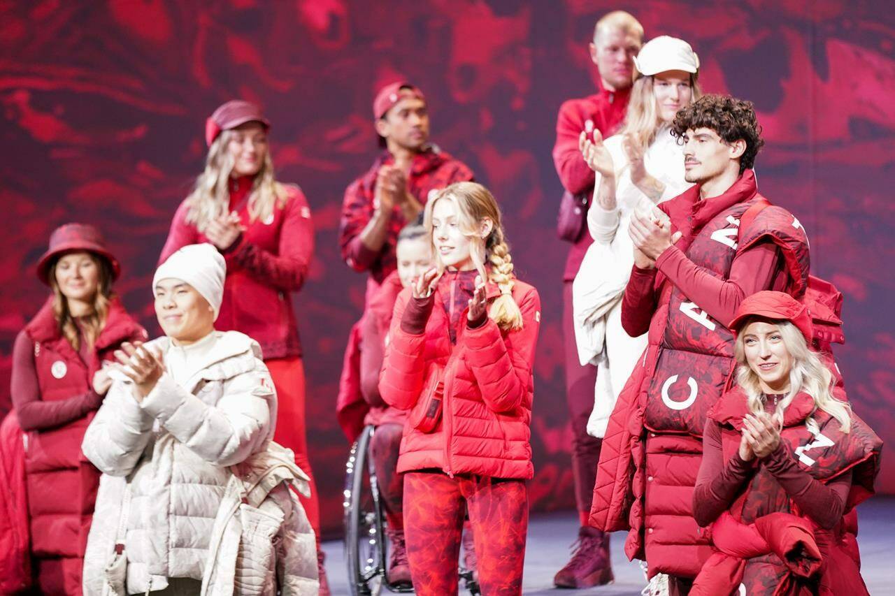 Đồng phục vận động viên cho đoàn thể thao Canada tại Olympic Bắc Kinh do Lululemon thiết kế.