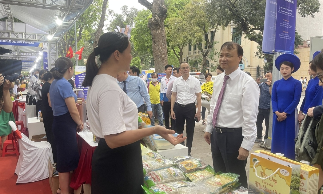 Thứ trưởng Bộ Công Thương Đỗ Thắng Hải tham quan các gian hàng Việt trưng bày tại Bờ Hồ. 