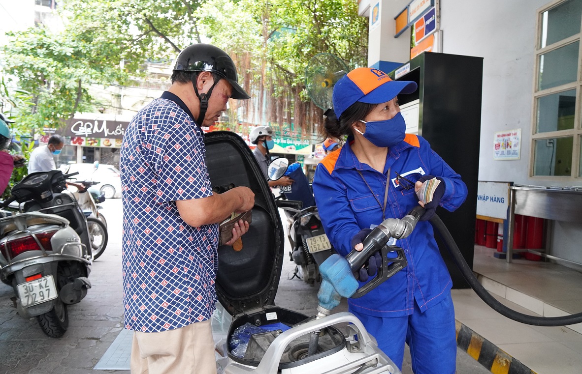 Giá xăng tăng từ 15h00 ngày 23/5/2022. Ảnh Phương Thảo.