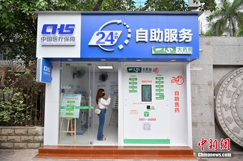 Người dân tới “hiệu thuốc thông minh”, trải nghiệm quá trình mua thuốc được tự động hóa
