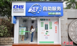 Người dân tới “hiệu thuốc thông minh”, trải nghiệm quá trình mua thuốc được tự động hóa