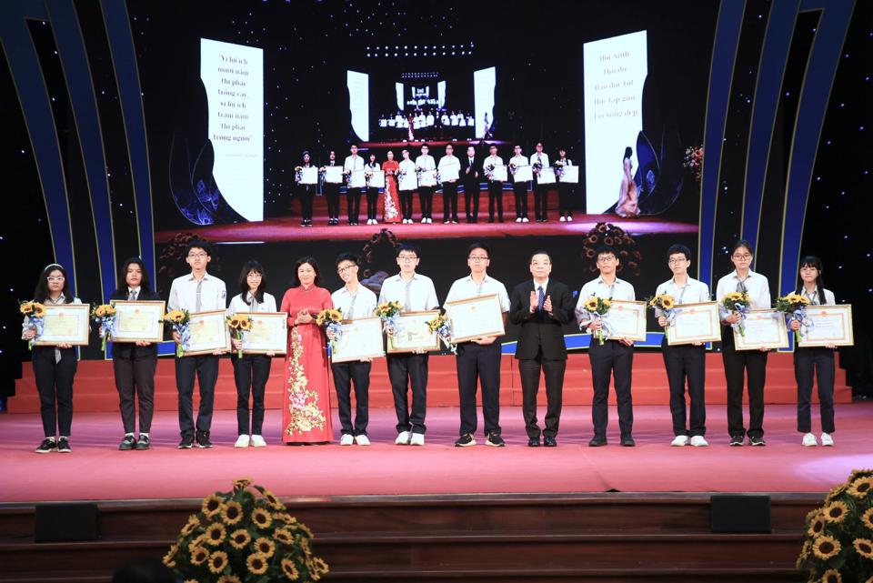 Phó Bí thư Thường trực Thành ủy Nguyễn Thị Tuyến và Chủ tịch UBND TP Chu Ngọc Anh trao Bằng khen cho các học sinh.