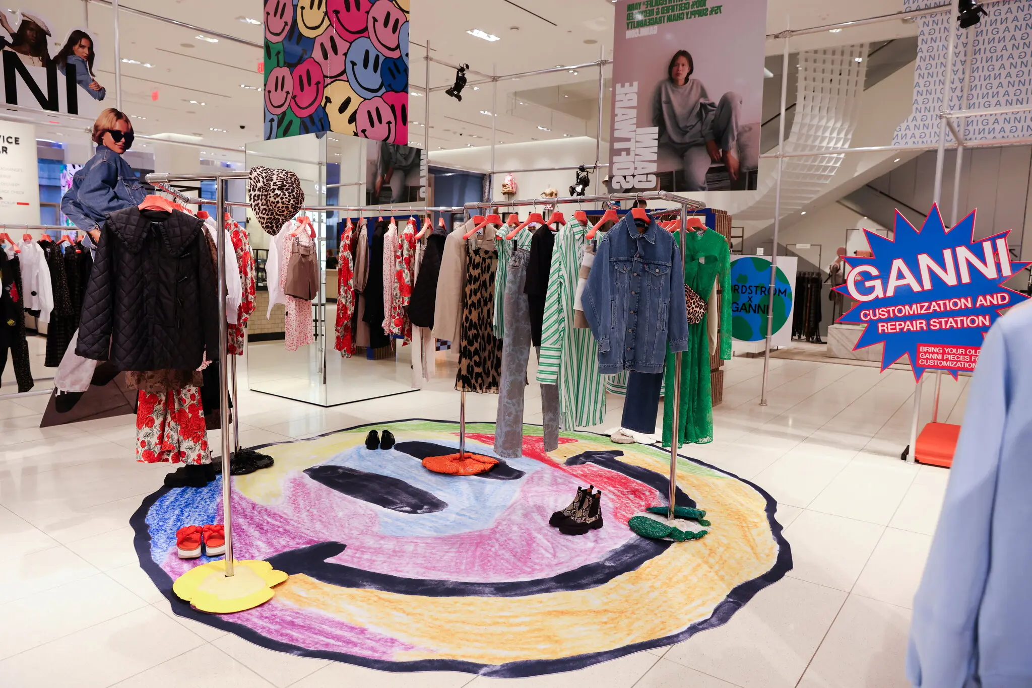 Nordstrom đã cam kết đưa hơn 650 mẫu mã, hầu hết có giá dưới 100 USD với kích thước từ 00-26, vào các trung tâm thương mại của họ. 