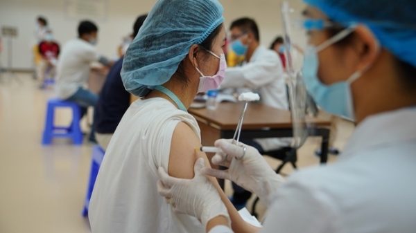 Tiêm mũi 4 vaccine Covid-19 cho lực lượng tuyến đầu