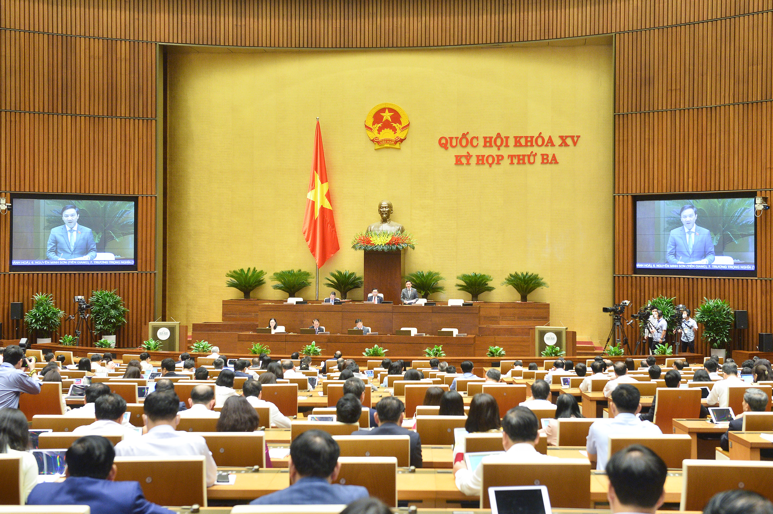 Quốc hội thảo luận ở hội trường về dự kiến Chương trình xây dựng luật, pháp lệnh năm 2023, điều chỉnh Chương trình xây dựng luật, pháp lệnh năm 2022 - Ảnh: Quochoi.vn