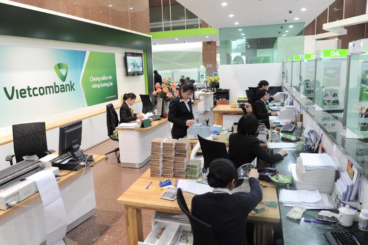 Khách hàng giao dịch tại Vietcombank.