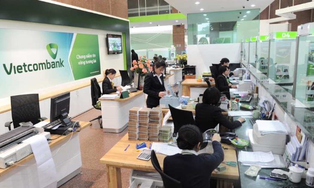 Khách hàng giao dịch tại Vietcombank.