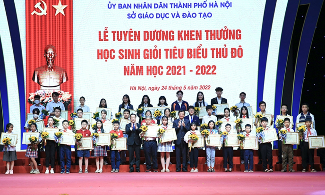 Học sinh giỏi nhận khen thưởng của Bộ Giáo dục và Đào tạo.