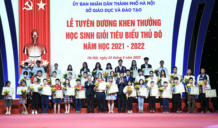 Học sinh giỏi nhận khen thưởng của Bộ Giáo dục và Đào tạo.