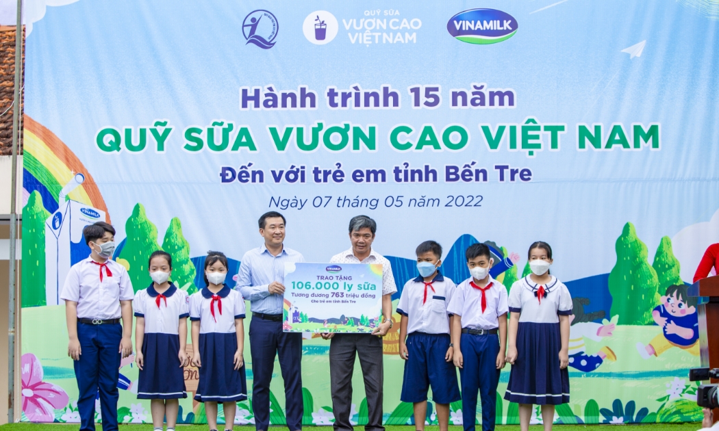 Đại diện Vinamilk và Quỹ sữa trao tặng 106.000 ly sữa cho các em nhỏ có hoàn cảnh khó khăn tại tỉnh Bến Tre. 