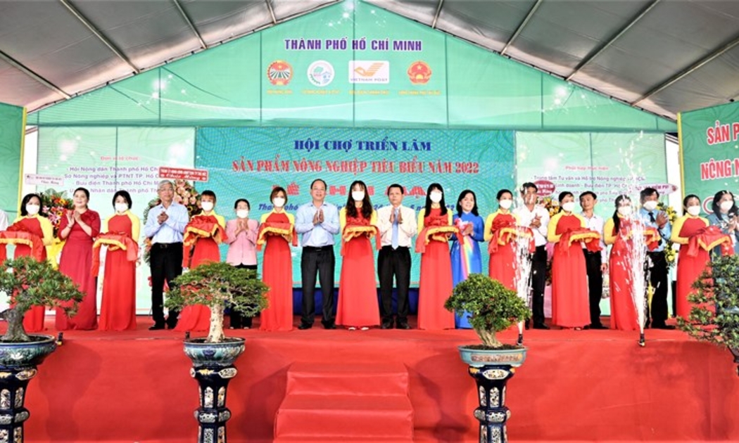 Lãnh đạo Thành phố cùng Ban tổ chức cắt băng khai mạc sáng 24/5.