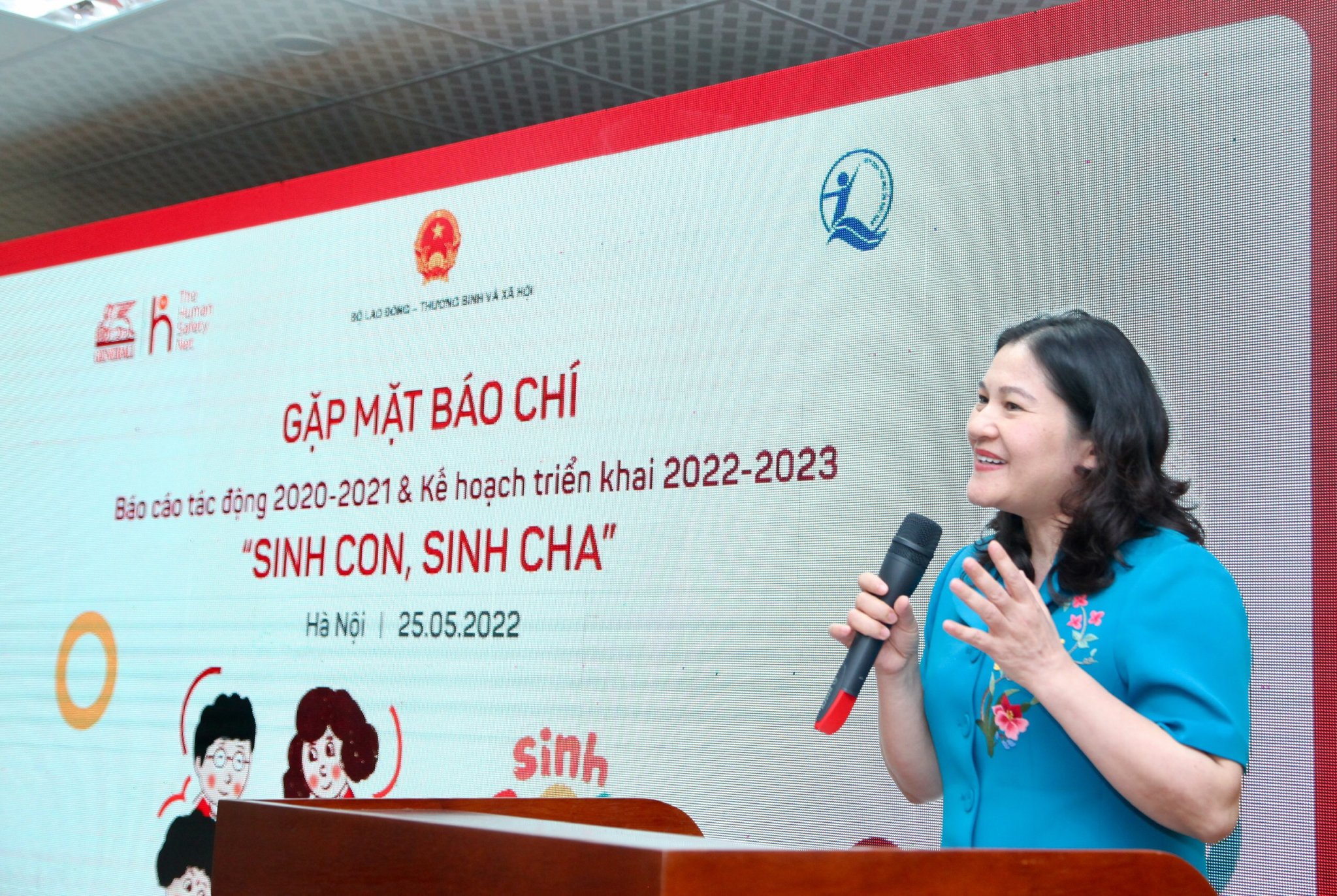 Thứ trưởng Bộ Lao động - Thương binh và Xã hội Nguyễn Thị Hà phát biểu tại chương trình. Ảnh - Mạnh Dũng. 
