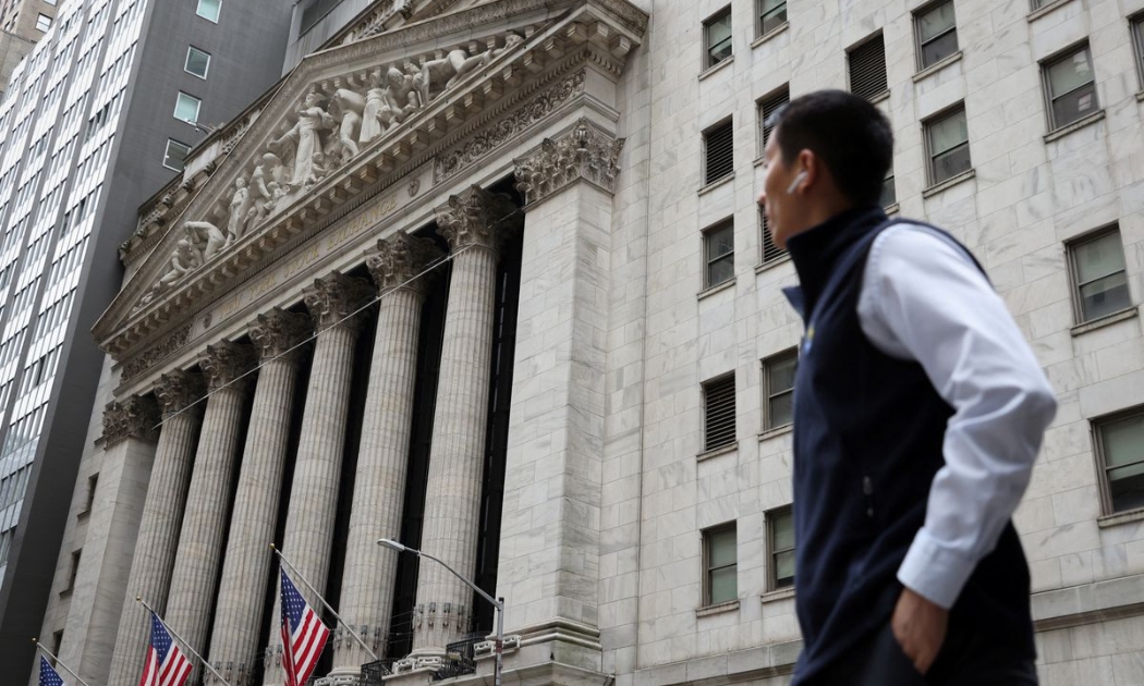 Bên ngoài Sở giao dịch chứng khoán New York (NYSE) - Ảnh: Reuters.