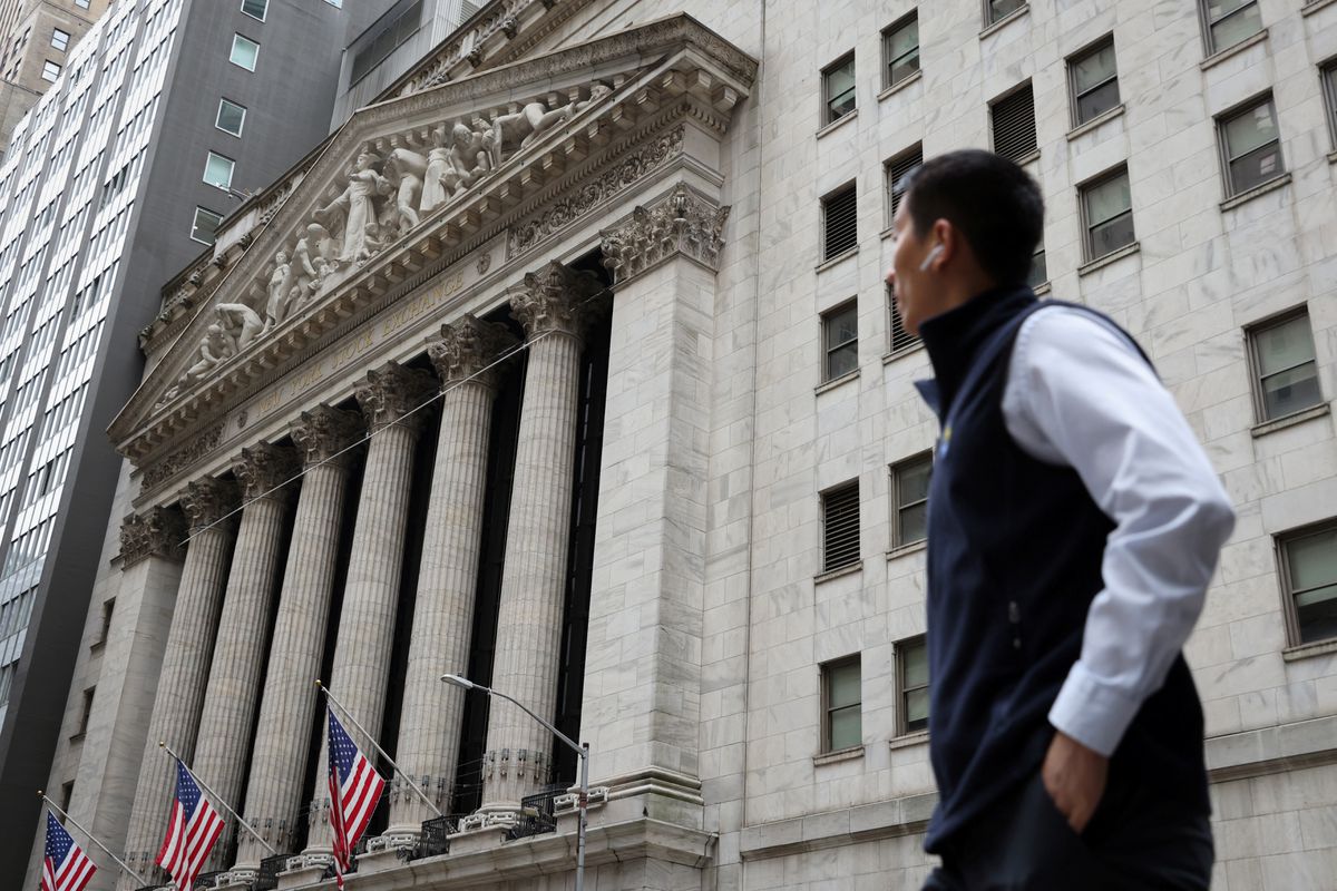 Bên ngoài Sở giao dịch chứng khoán New York (NYSE) - Ảnh: Reuters.
