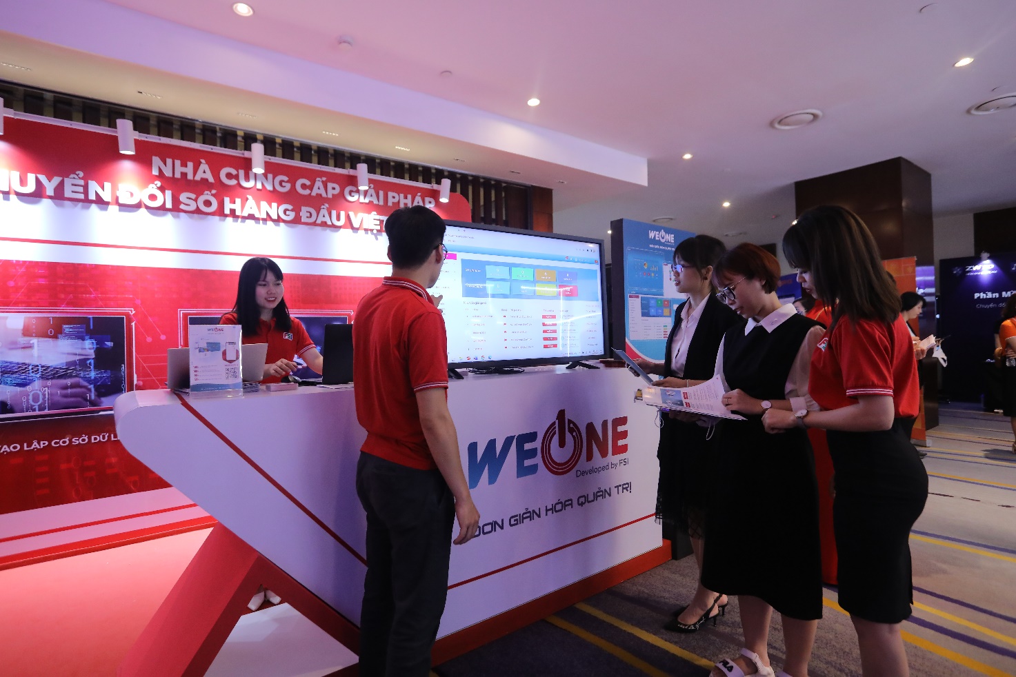 Hệ thống tự động hóa doanh nghiệp WEONE tại sự kiện Vietnam – Asia DX Summit 2022 được nhiều quan khách quan tâm và đánh giá cao.